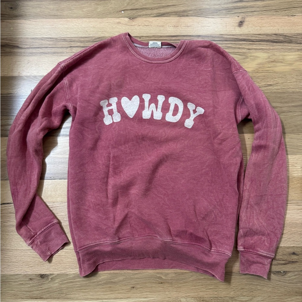 Buckle Rose Red "Howdy" Graphic Sweatshirt